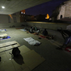 Temporeros durmiendo en la calle la semana pasada en Lleida.