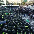 Corea del Sur destituye a la presidenta entre violentas protestas callejeras.