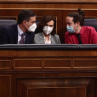 Pedro Sánchez i Pablo Iglesias conversen amb la vicepresidenta Carmen Calvo.