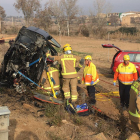 Un momento de las tareas de rescate ayer en uno de los vehículos accidentados en la L-303 en Ossó de Sió. 