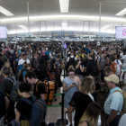 Las colas para acceder al control de seguridad del Aeropuerto de Barcelona-El Prat continuaron ayer.