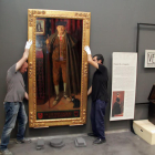 Instal·lació del quadre ‘L’alcalde d’Almatret’ a la sala d’exposicions temporals del Museu de Lleida.
