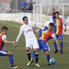 Arnau Setó, jugador del Borges, intenta controlar l’esfèrica envoltat de futbolistes de l’Andorra.