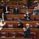 Miembros del hemiciclo aplauden a la diputada y secretaria ejecutiva de Sanidad y Consumo del PSOE, María Luisa Carcedo , tras su intervención durante una sesión plenaria en el Congreso de los Diputados.