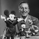 Walt Disney con tres de sus personajes más reconocibles