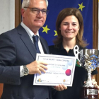 El presidente del Cervera Josep Planes entrega el trofeo a su hija.