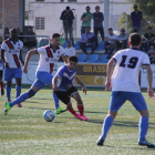Un jugador del Solsona mira de mantenir el control de la pilota davant la presència de diversos rivals.