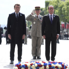 Emmanuel Macron i François Hollande, ahir, en la commemoració de la victòria contra el nazisme.