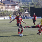 Un jugador de l’EFAC Almacelles atura la pilota amb un company estirat al fons.