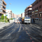 Las obras para pavimentar la calle Domènec Cardenal.