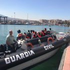La Guàrdia Civil rescata uns immigrants a Almeria.