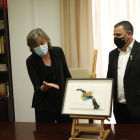 La viuda de Benet Rossell, Cristina Giorgi, mostrant el dibuix al president del consell, Miquel Plensa.
