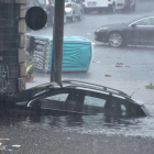 Un vehículo atrapado a causa de las inundaciones en Sicilia.