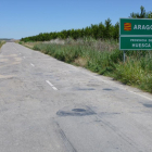 La carretera entre Almacelles i Alfarràs, greument deteriorada en el tram aragonès.