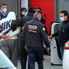 Els Mossos traslladen a comissaria un dels detinguts.