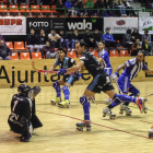 Andreu Tomàs, autor ahir de dos dels gols, intenta batre el porter Blai Roca, que va ser clau en la victòria del Voltregà.