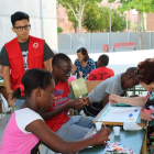 Una veintena de niños y mayores usuarios de Creu Roja participaron ayer en un taller en el colegio Santa Maria de Gardeny. 