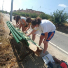 Un grupo de jóvenes repintando bancos en mal estado de esta localidad de la Vall del Corb. 
