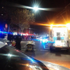 Servicios sanitarios y Guardia Urbana desplegados ayer tras el atropello en la calle Doctora Castells. 