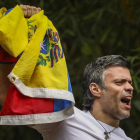 Leopoldo López saludó a seguidores en la entrada de su casa. 