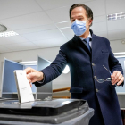 El primer ministre Mark Rutte dipositant el seu vot dimecres.