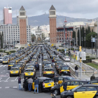 Centenars de taxis van participar en una marxa lenta que va recórrer el centre de Barcelona.