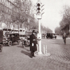 Uno de los primeros semáforos para regular el tráfico, en Barcelona.