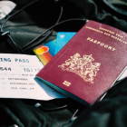 Imagen de un pasaporte y un billete de avión.