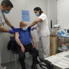 Un home major de 70 anys rep, de forma simultània, les vacunes de la grip i la tercera dosi de la covid al CAP de Balàfia-Pardinyes-Secà de Lleida en una imatge d'arxiu.