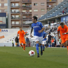 Un jugador del Lleida conduce el balón durante el partido.