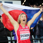La checa Barbora Spotakova muestra su sorpresa tras recuperar el título de jabalina diez años después. 