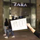 Franquícies com el Zara de l’Eix també es van sumar a la iniciativa i van tancar a les set de la tarda.