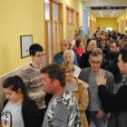 Colas para votar el domingo en un colegio electoral de Mollerussa. 