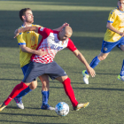 Adrià defiende el balón ante la presión de un jugador del Vilaseca.