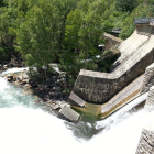 Salto de agua de la presa de la central de La Torrassa, una de las que hay en el Noguera Pallaresa.