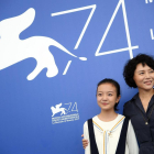 La jove actriu Zhou Meijung i la cineasta Vivian Qu, a Venècia.
