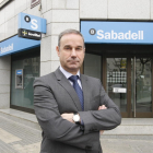 El nuevo delegado del Sabadell en Lleida, Lluís Garriga, frente a la central de la entidad en la ciudad.
