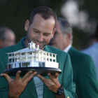 Sergio García, enfundado con la ‘chaqueta verde’, sonríe ante el trofeo como campeón en Ausgusta.