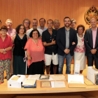Fotografía de grupo de los familiares de Sala-Cornadó, autoridades y responsables del Arxiu. 