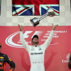 Hamilton celebra con el trofeo la victoria que le deja a un paso de su cuarto título mundial.
