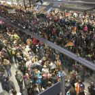 Milers de persones van envair les vies de l’estació de l’AVE a Girona i van paralitzar el servei de trens.