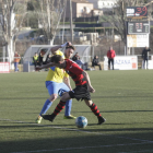 Un jugador de l’EFAC Almacelles intenta deslliurar-se de dos jugadors del Vila-seca en una de les jugades del partit d’ahir.