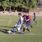 Un jugador del Albagés protege el balón de la presión defensiva local.