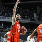 Oriola celebra amb l’afició valenciana el títol ACB conquerit.
