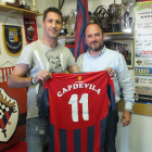 Joan Capdevila junto al presidente del Tàrrega, Gerard Caro, posaron ayer en el homenaje al ex jugador.
