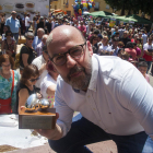 El periodista radiofónico Jordi Basté recibió el premio Parell d’Ous de Plata, en una jornada en la que los más pequeños disfrutaron del contacto directo con las gallinas.