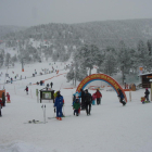 Muchos aficionados esquiaron en el Sobirà pese al mal tiempo.