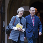 Theresa May saliendo de la iglesia junto a su marido.
