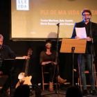 El cantautor Rafa Xambó, l’actriu Maria Bosom i el poeta Txema Martínez, ahir al Cafè del Teatre.