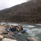 Imagen de una barca de rafting ayer en el Noguera Pallaresa a su paso por Sort. 